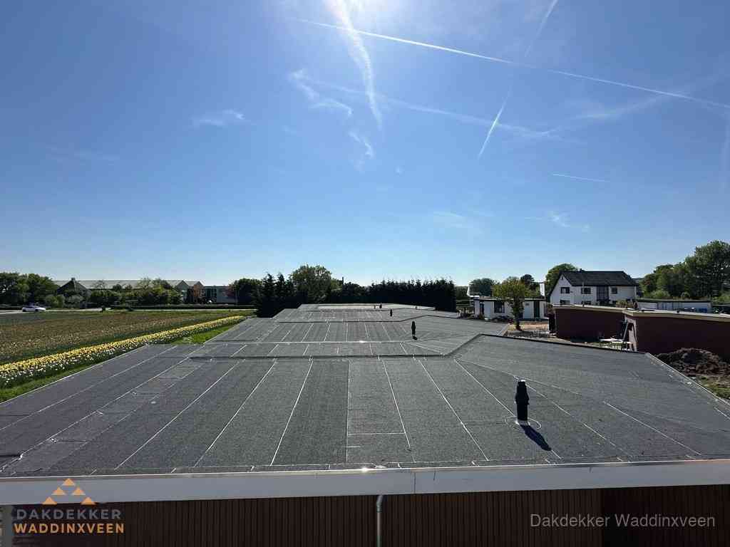 Groot plat dak met bitumen dakbedekking op bedrijfspand in Waddinxveen