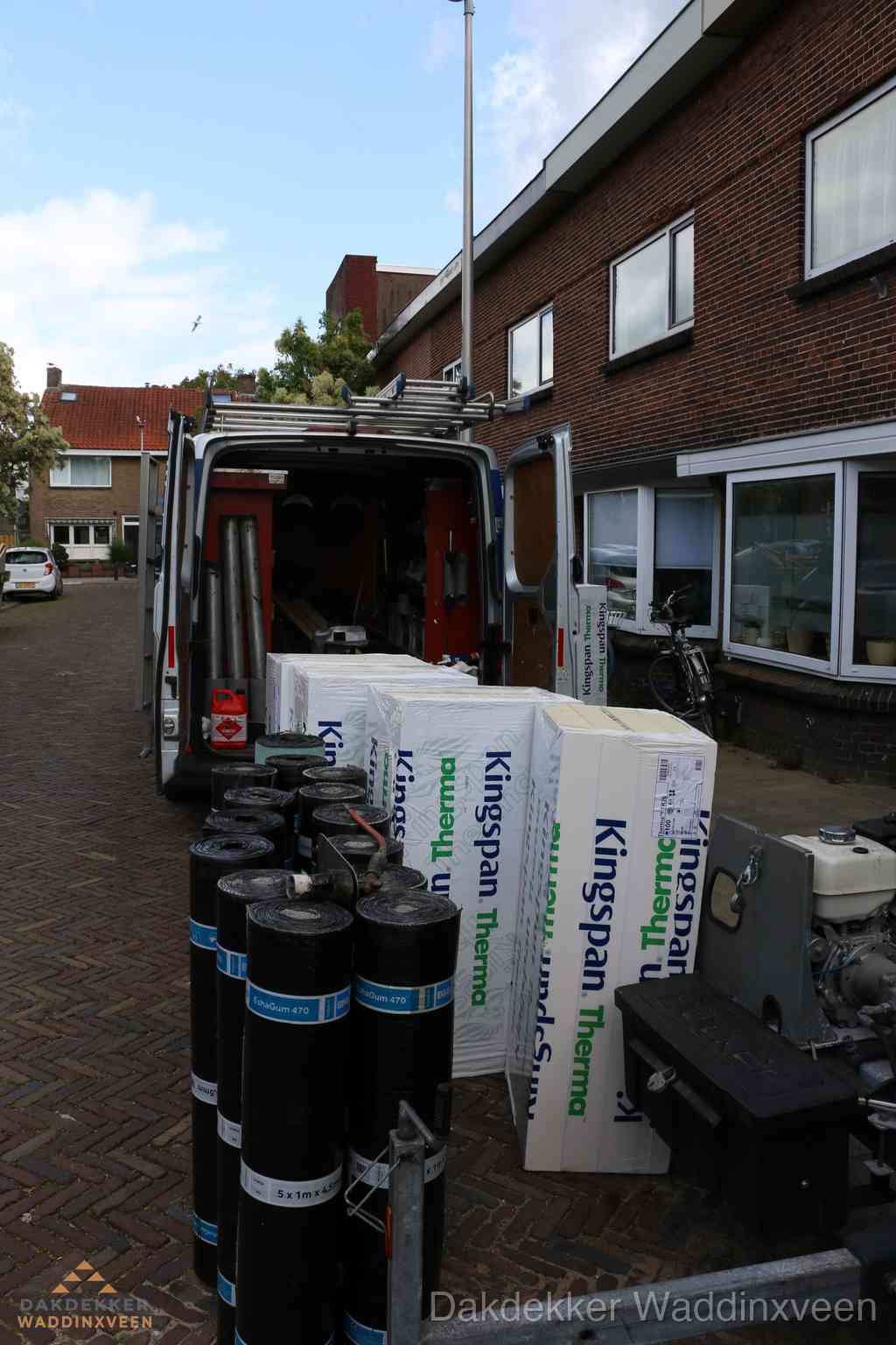 Plat dak met bitumen dakbedekking en brander in Waddinxveen