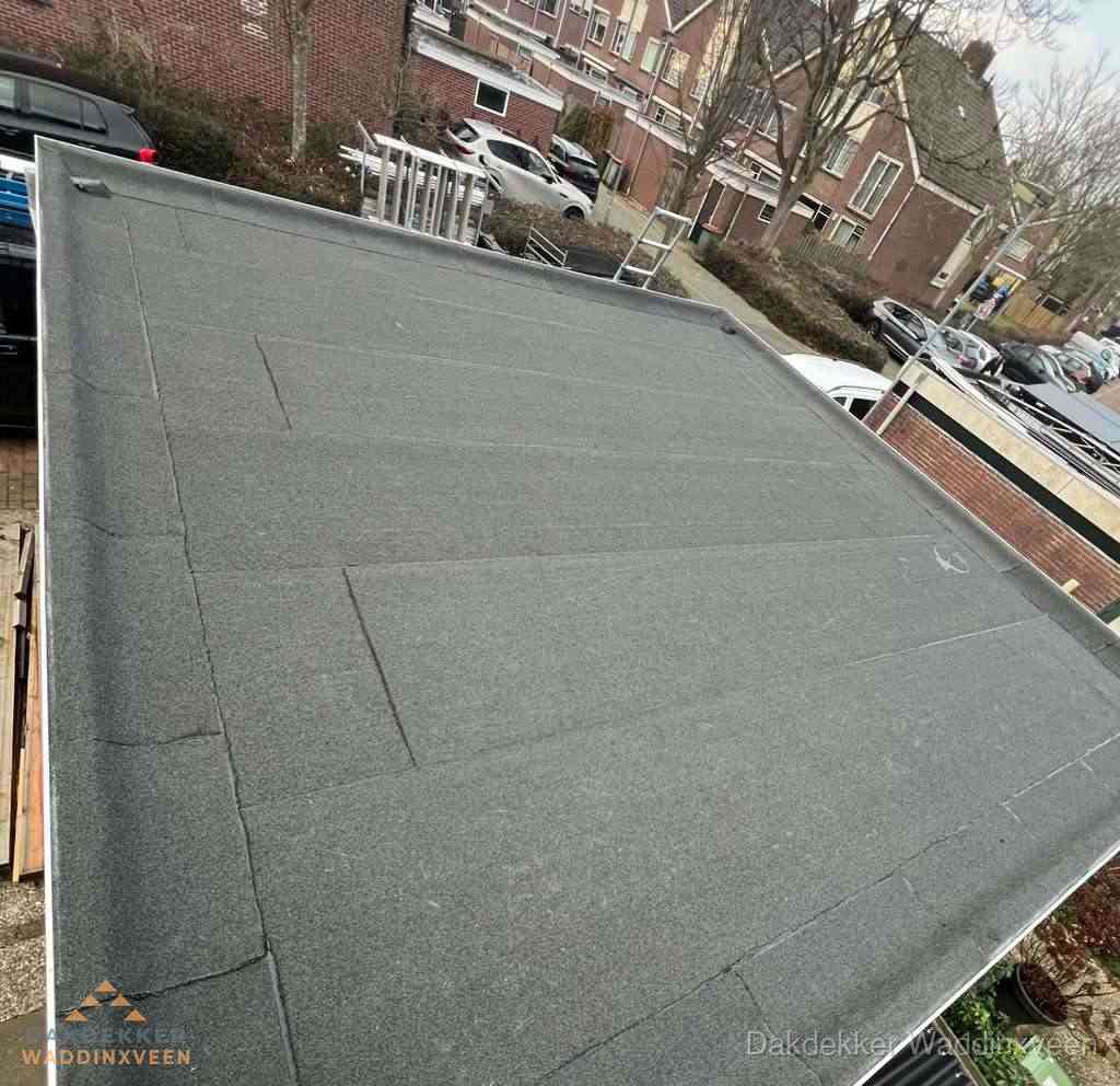 Nieuwe bitumen dakbedekking op plat dak van garage in Waddinxveen