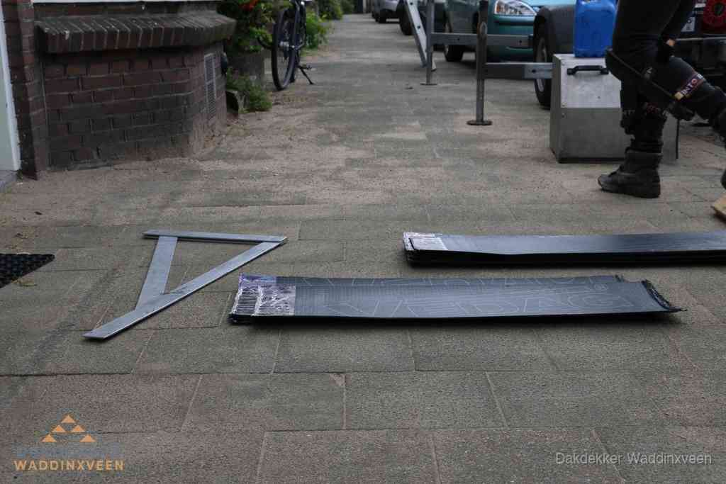 Dakbedekkingsmateriaal en zinkwerk klaargelegd voor reparatie in Waddinxveen