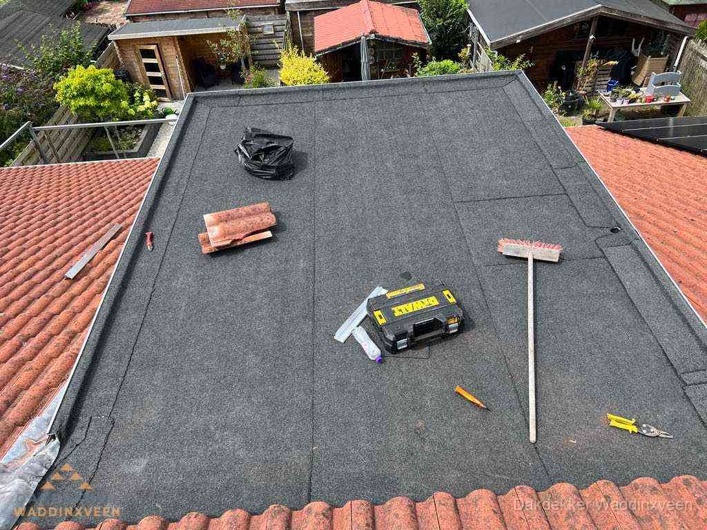 Nieuw plat dak met bitumen dakbedekking in Waddinxveen