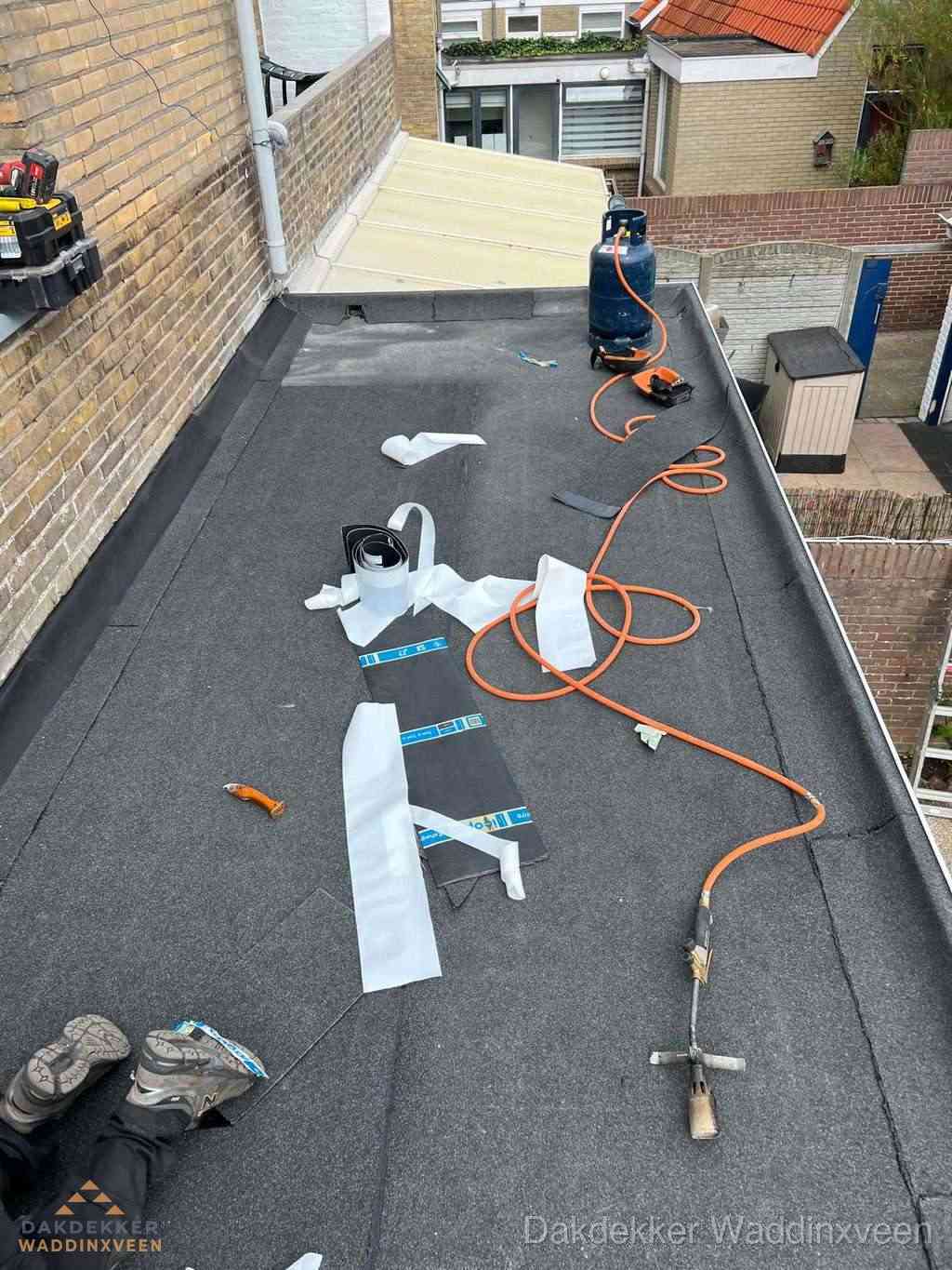 Dakdekker brengt EPDM dakbedekking aan op plat dak in Waddinxveen
