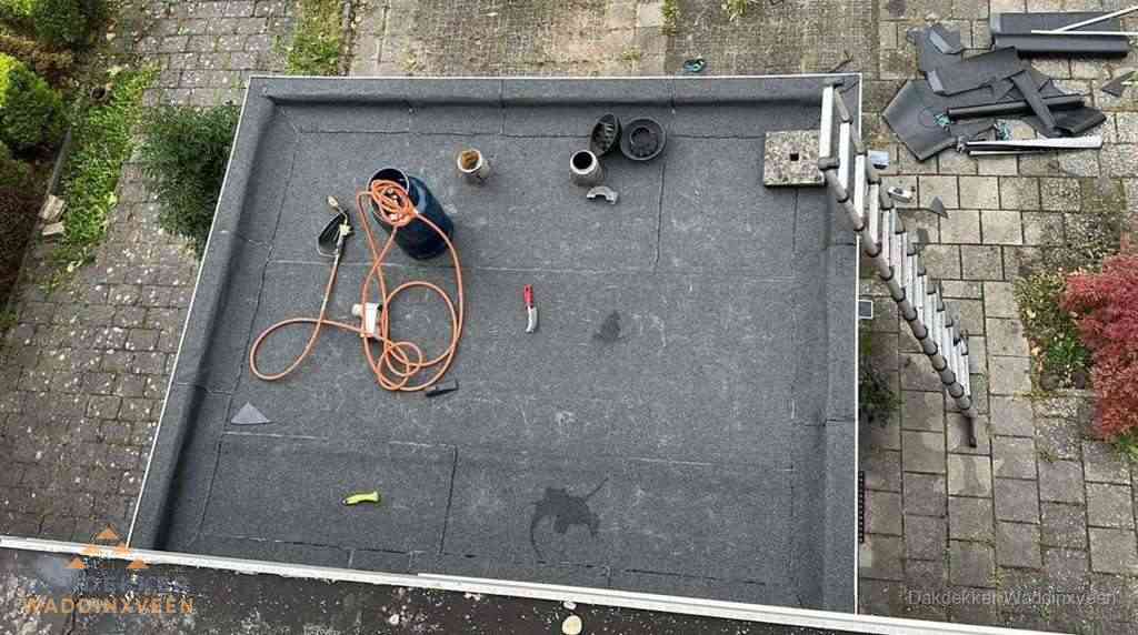 Plat dak met nieuwe bitumen bedekking in Waddinxveen