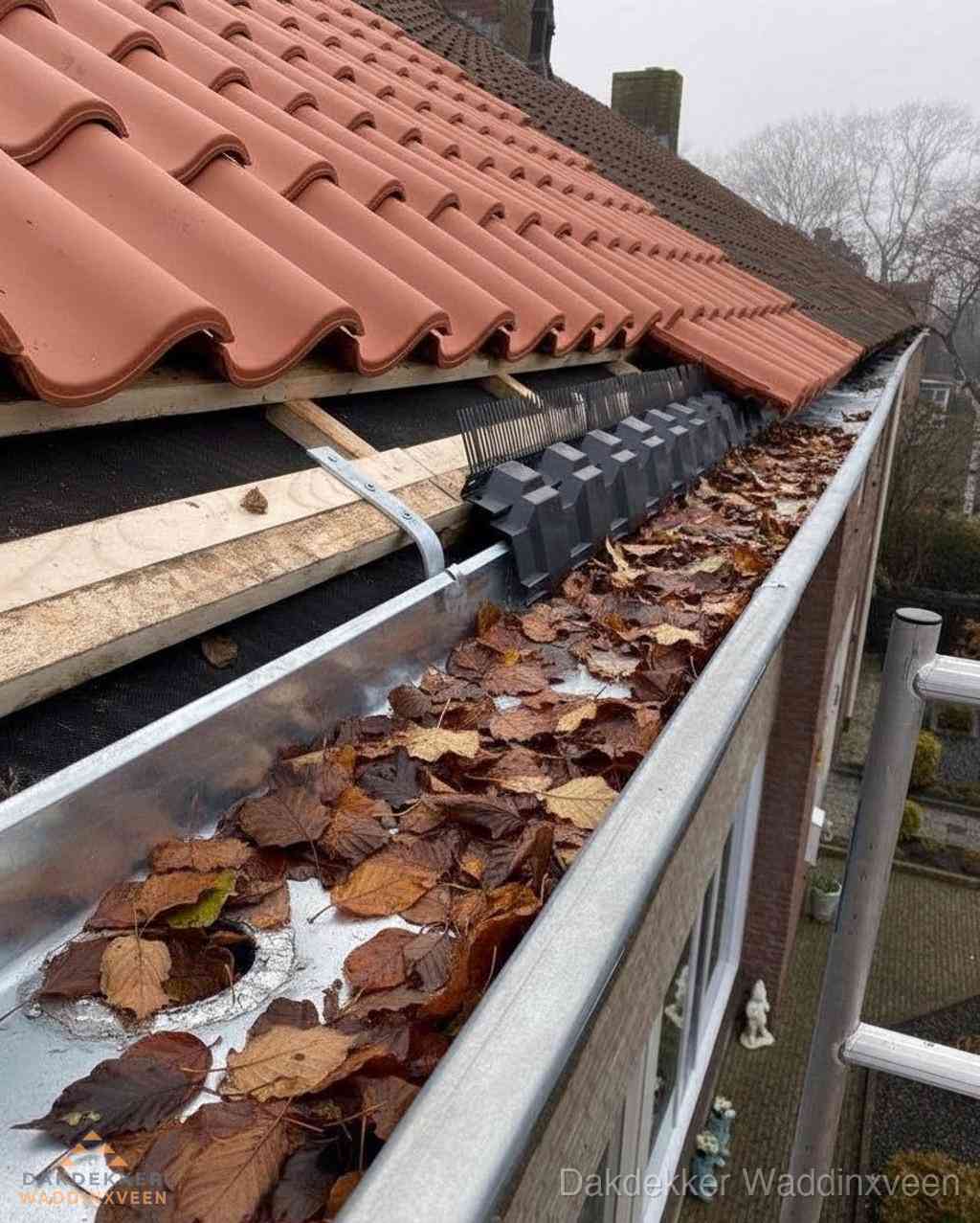 Plat dak bedrijfspand met bitumen dakbedekking en lichtkoepels in Waddinxveen