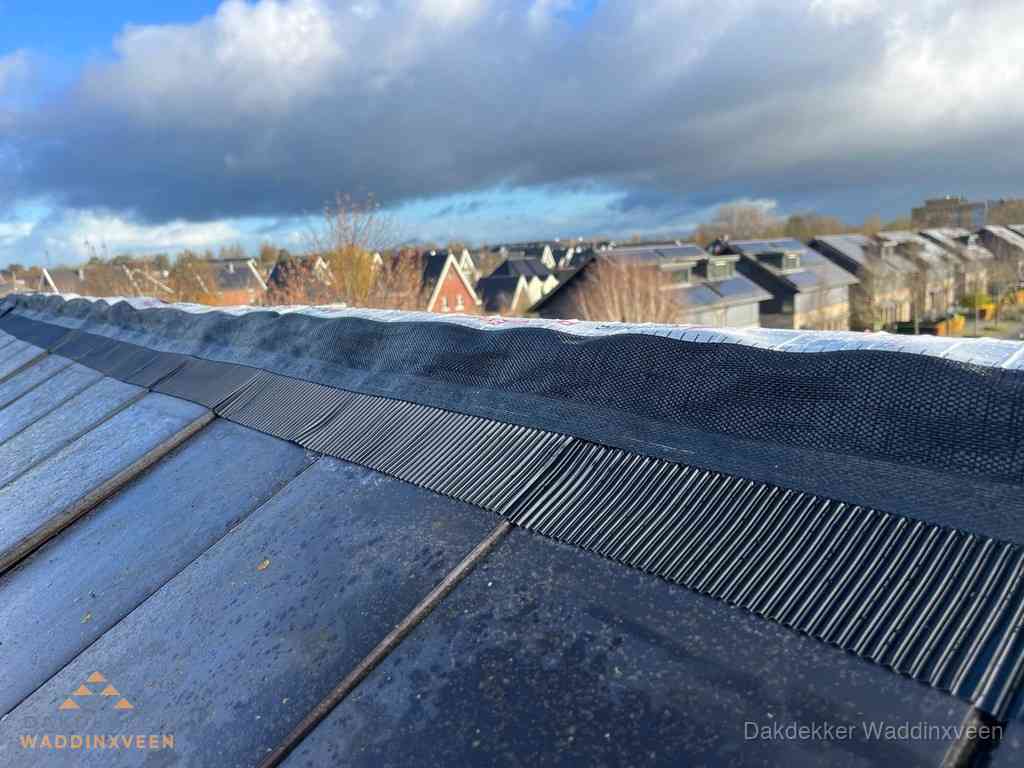 Dakisolatie bij de nok met ventilatieprofiel op schuin dak in Waddinxveen