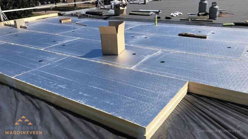 PIR isolatieplaten worden gelegd op plat dak voor dakisolatie in Waddinxveen