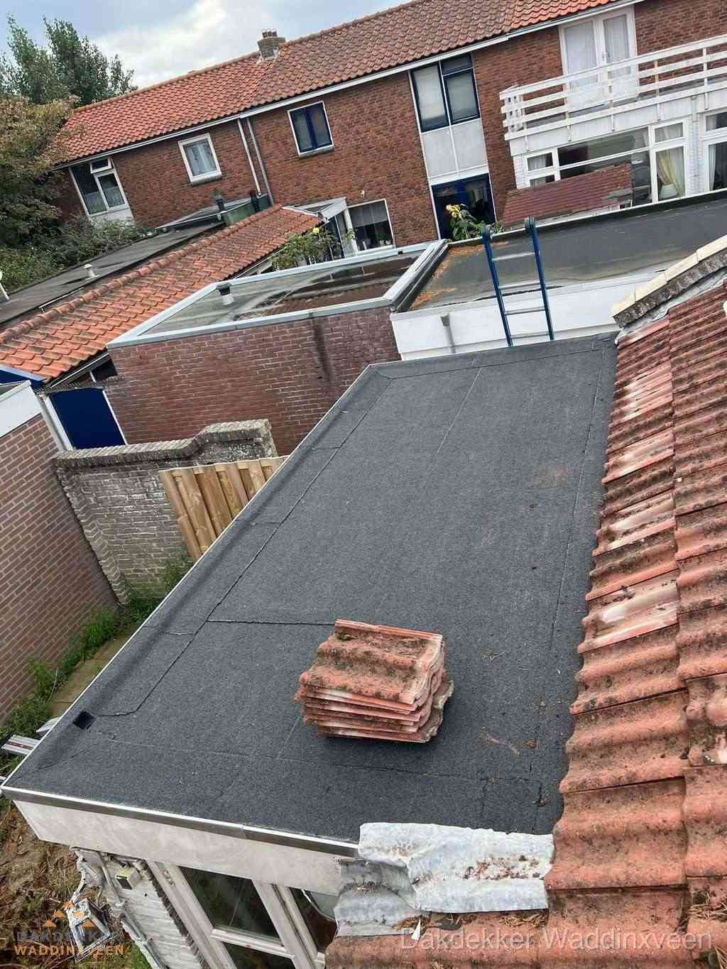 Aanbouw plat dak met reservepannen voor dakpannen vervangen in Waddinxveen