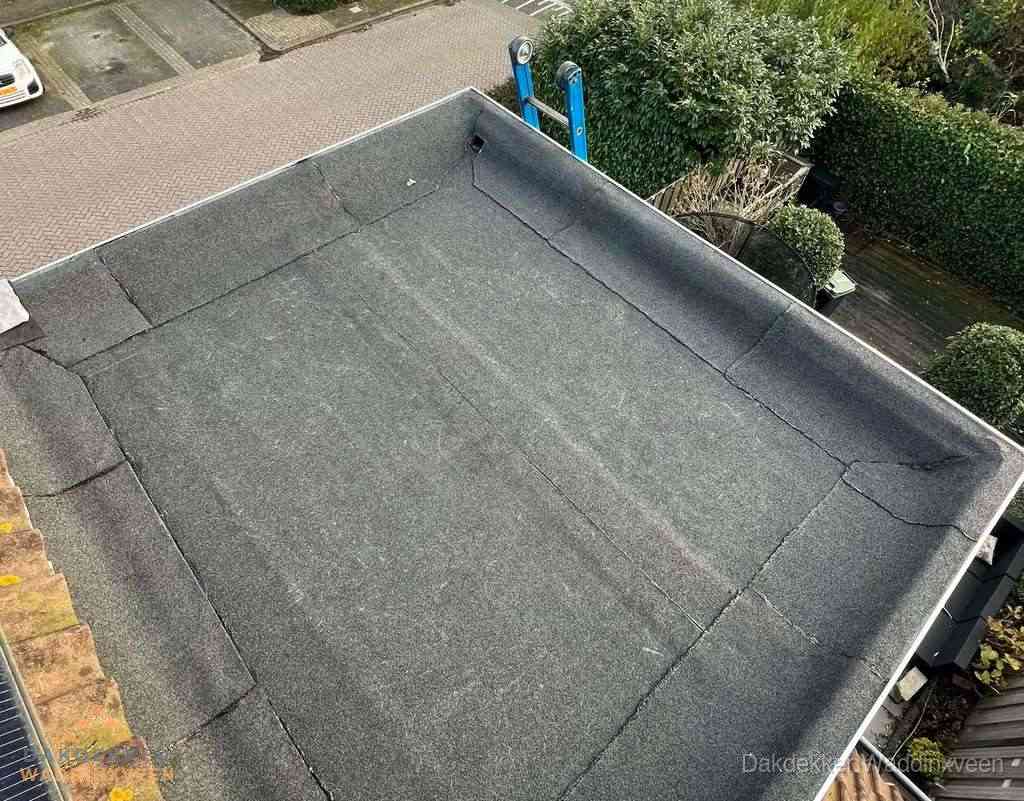 Gerenoveerd plat dak met nieuwe bitumen dakbedekking in Waddinxveen