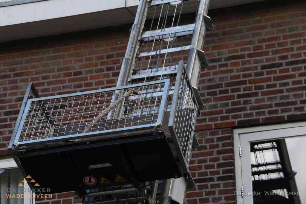 Ladderlift met dakpannen voor dakpan reparatie in Waddinxveen