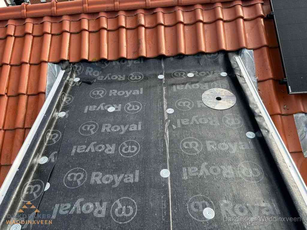 Nieuw dak met dakpannen en Royal onderlaag bij woning in Waddinxveen