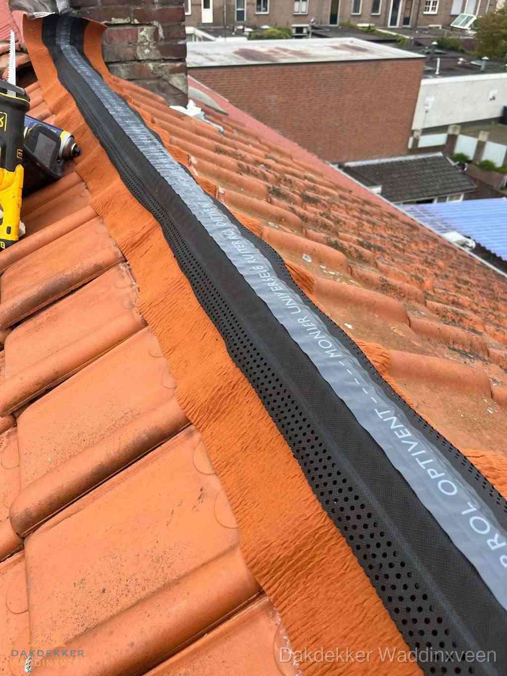 Plat dak aanbouw met bitumen naast schuin pannendak in Waddinxveen