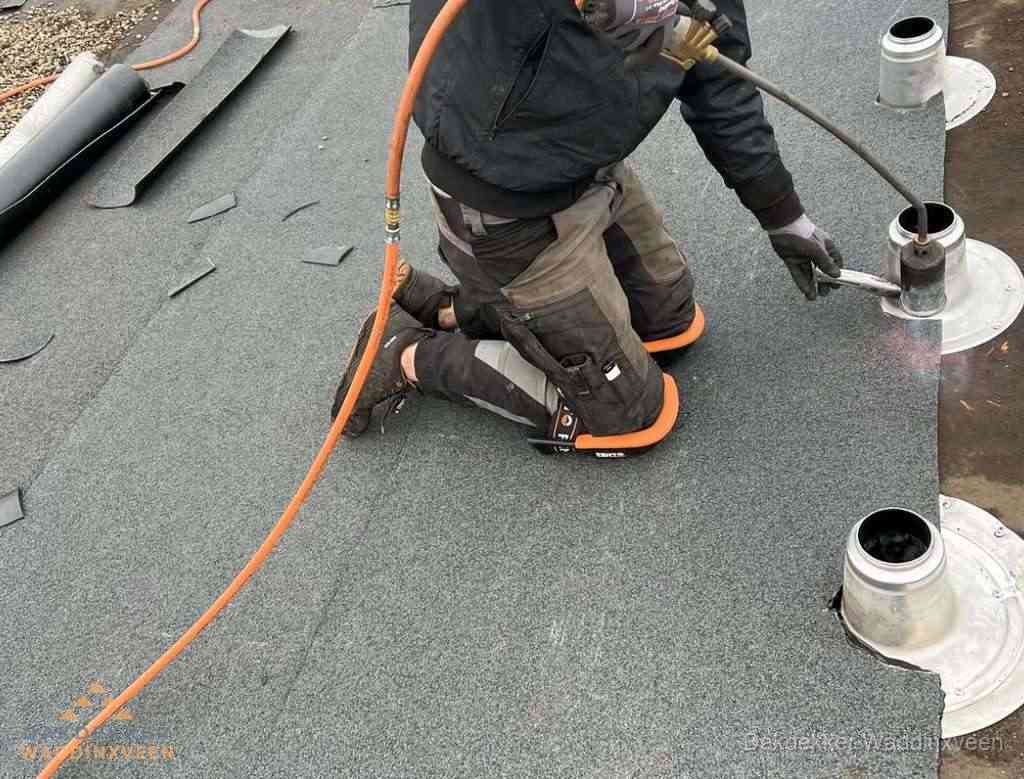 Gereedschap op nieuw plat dak na renovatie in Waddinxveen
