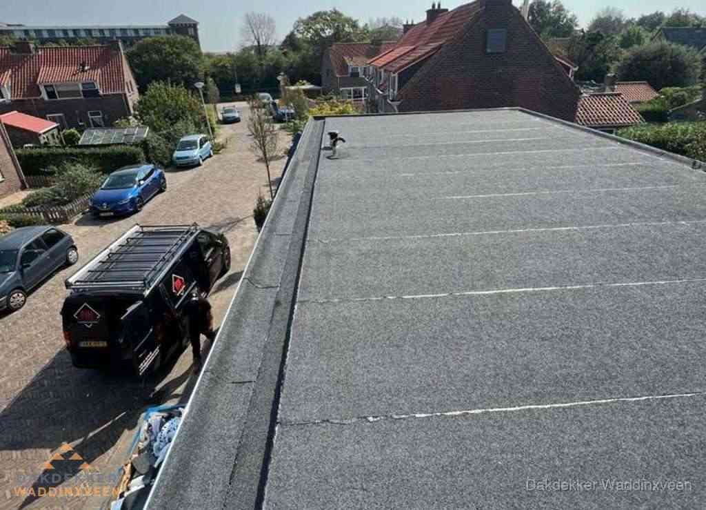 Nieuw bitumen plat dak met uitzicht over landschap in Waddinxveen