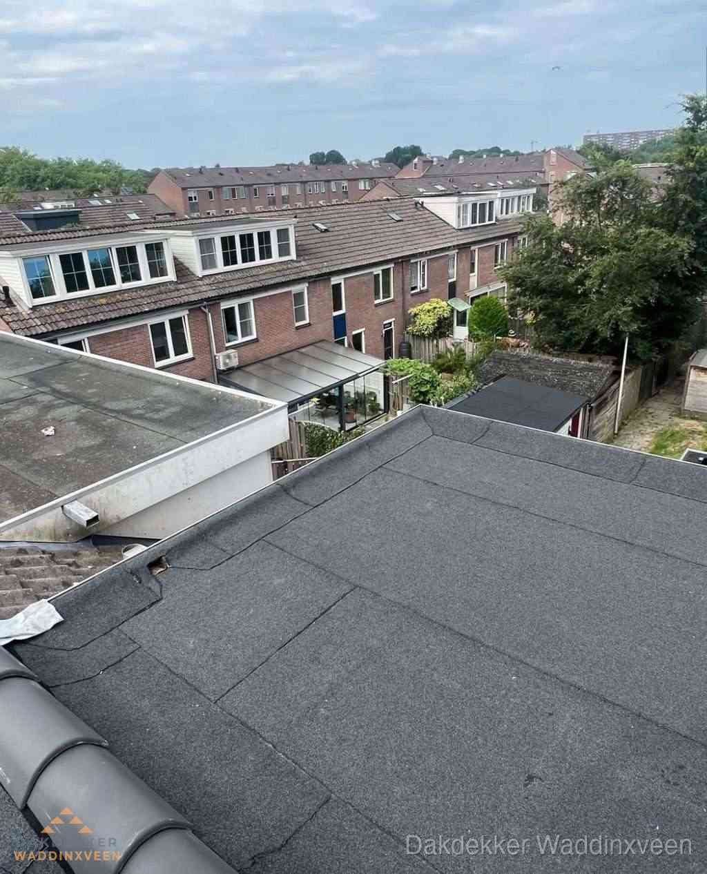 Vernieuwd plat dak met bitumen in woonwijk in Waddinxveen